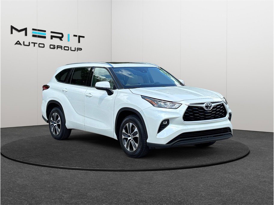 Used 2020 Toyota Highlander XLE FWD image 1
