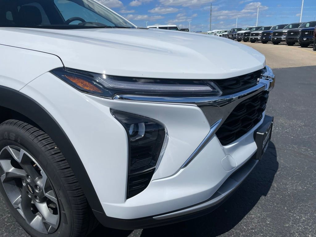 Used 2025 Chevrolet Trax LT FWD image 23