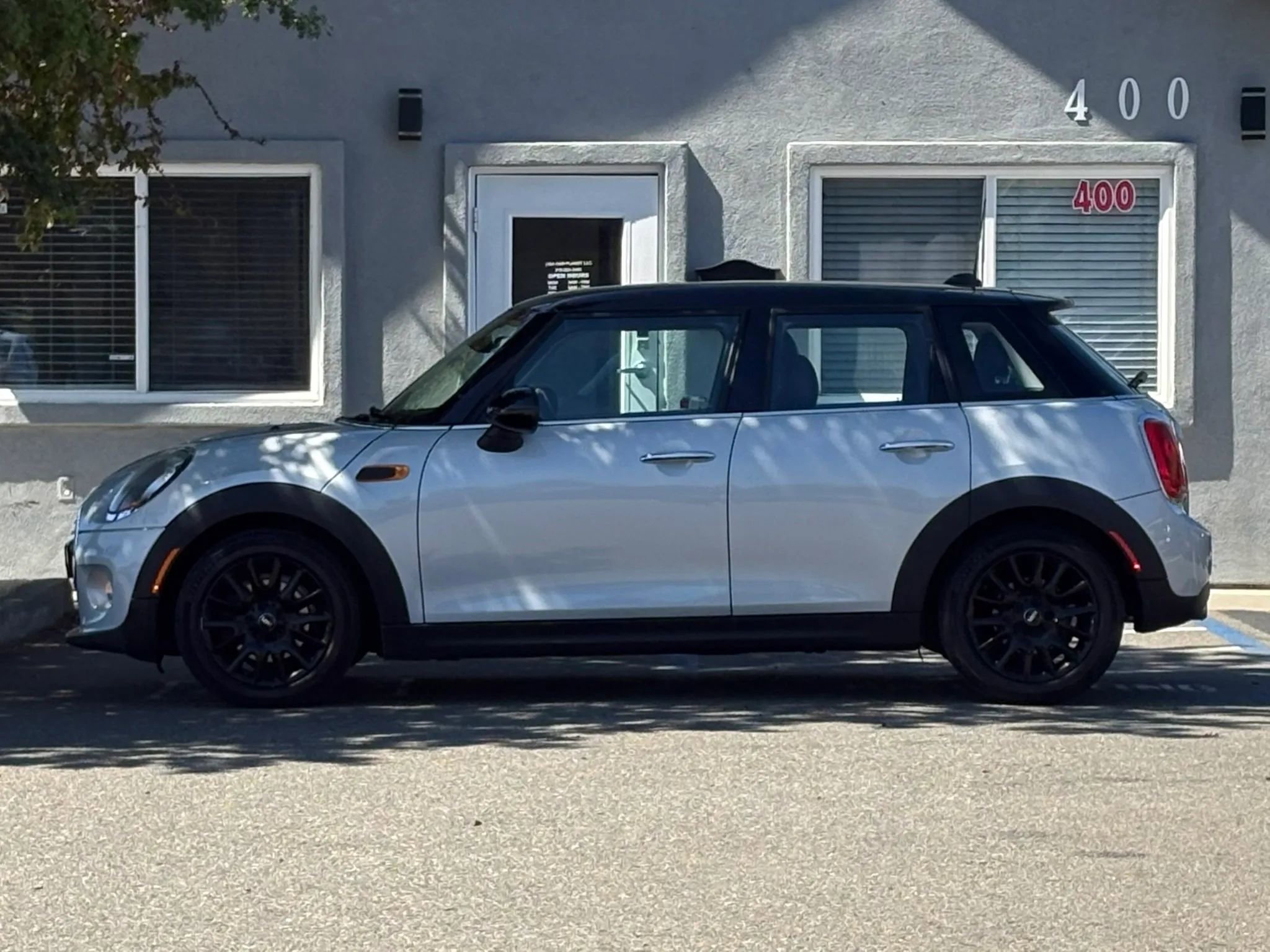 Used 2015 MINI Cooper 4-Door Hardtop image 8