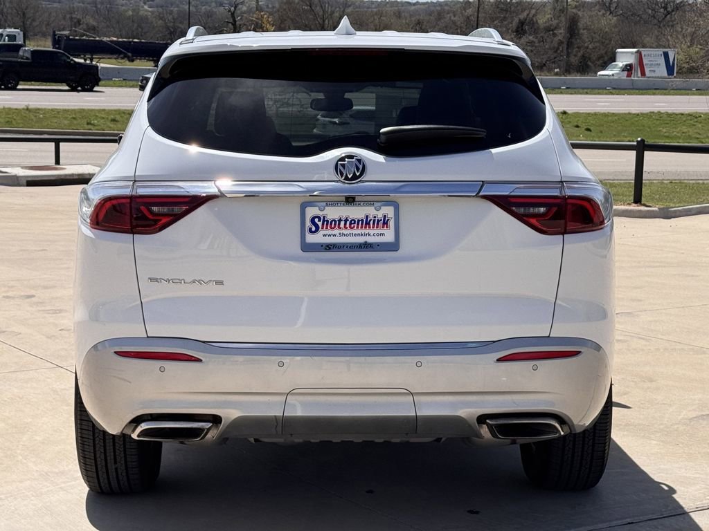 Used 2024 Buick Enclave Essence image 5