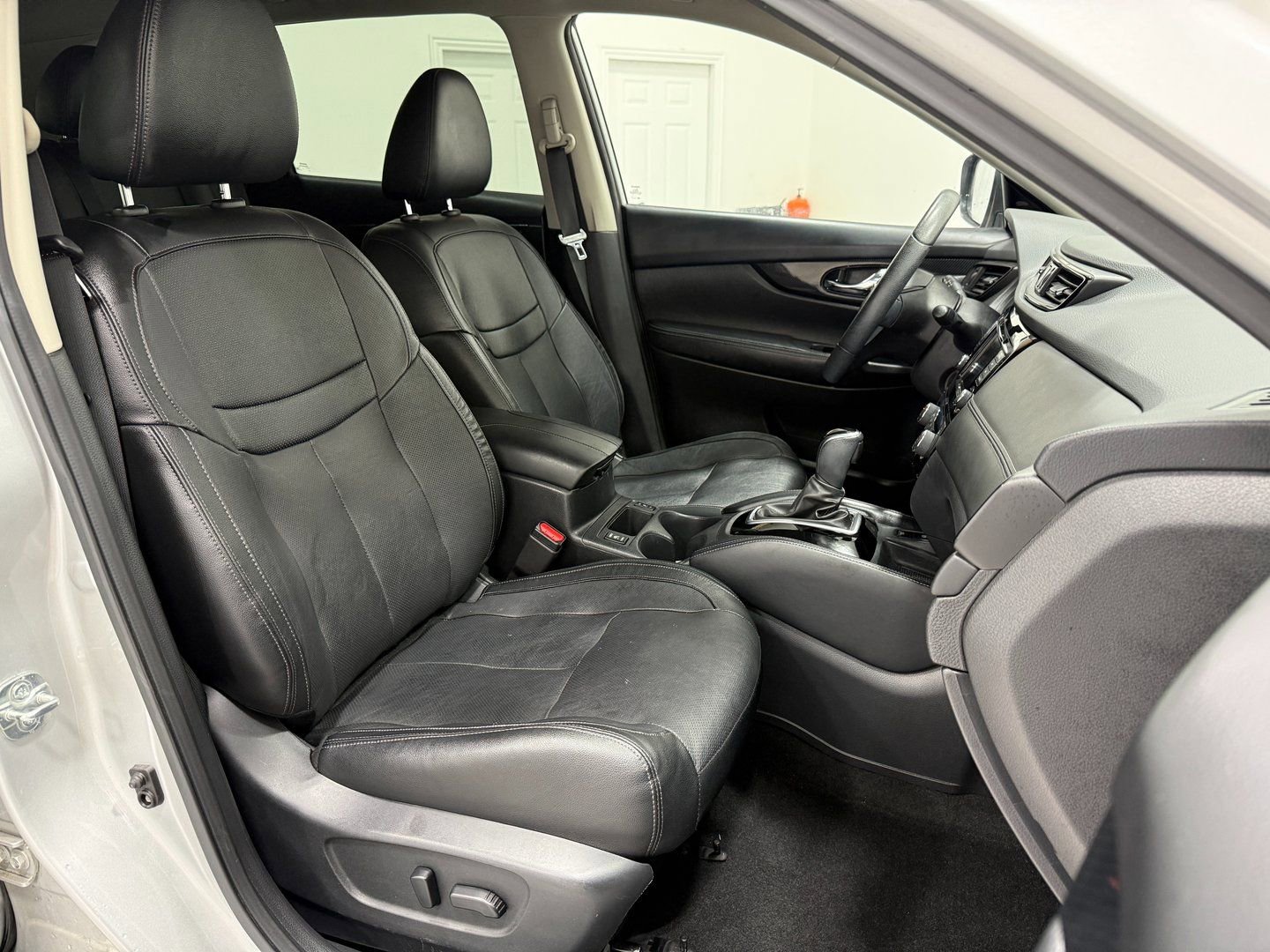 Used 2020 Nissan Rogue SL image 25