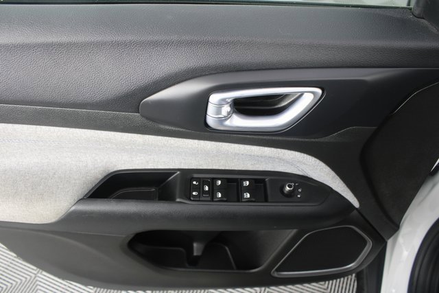 Used 2024 Jeep Compass Latitude image 13