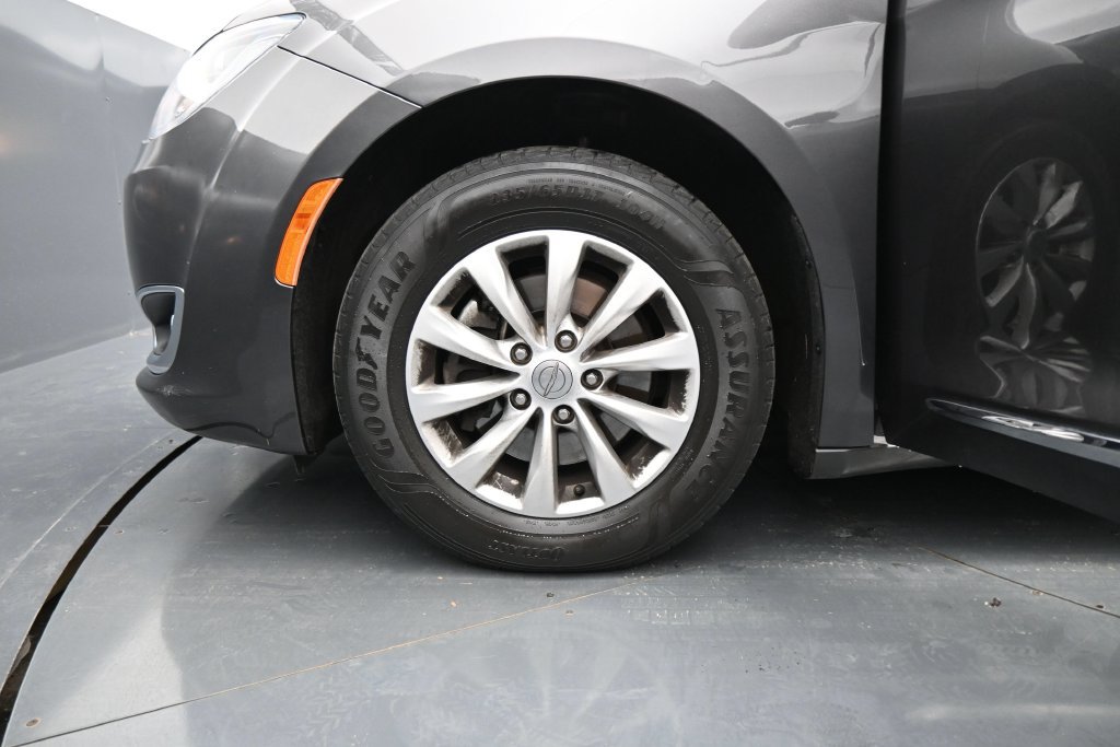 Used 2019 Chrysler Pacifica Touring-L FWD image 27
