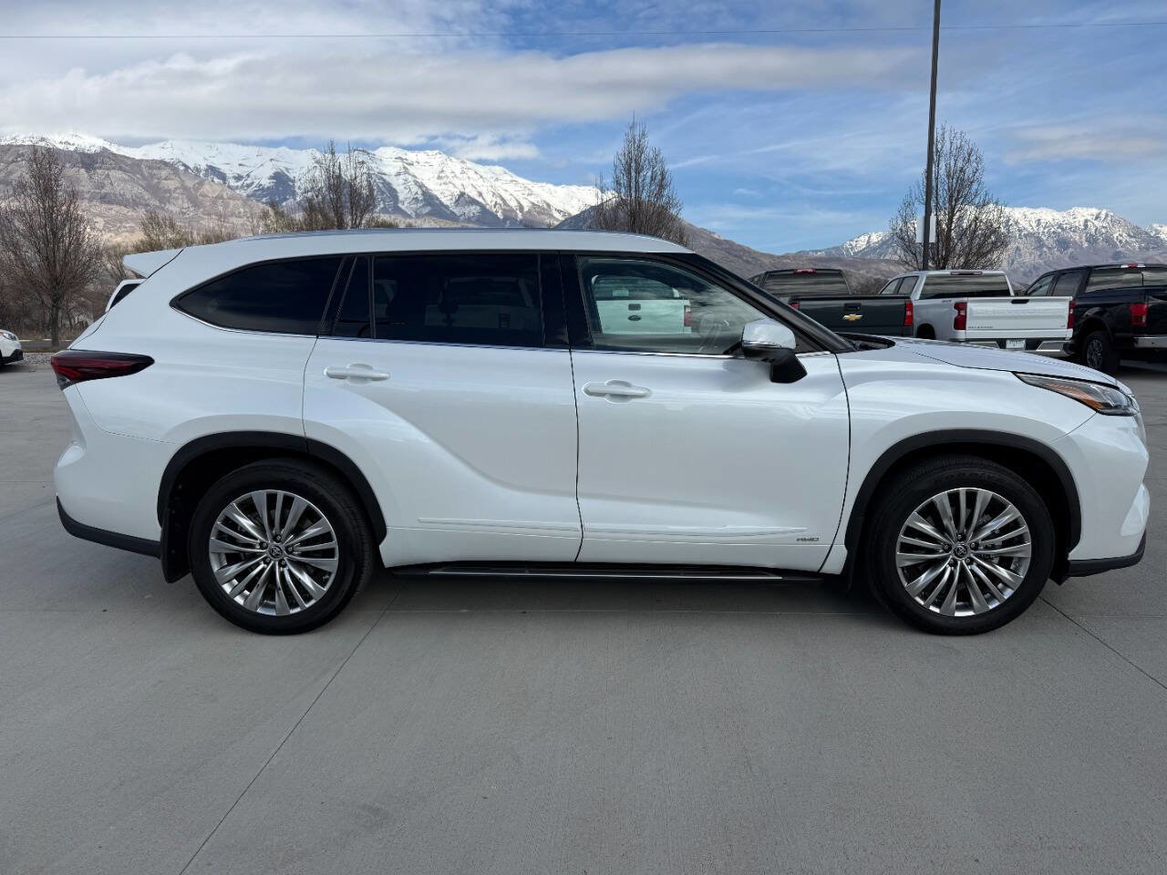Used 2024 Toyota Highlander Platinum AWD/4WD image 2