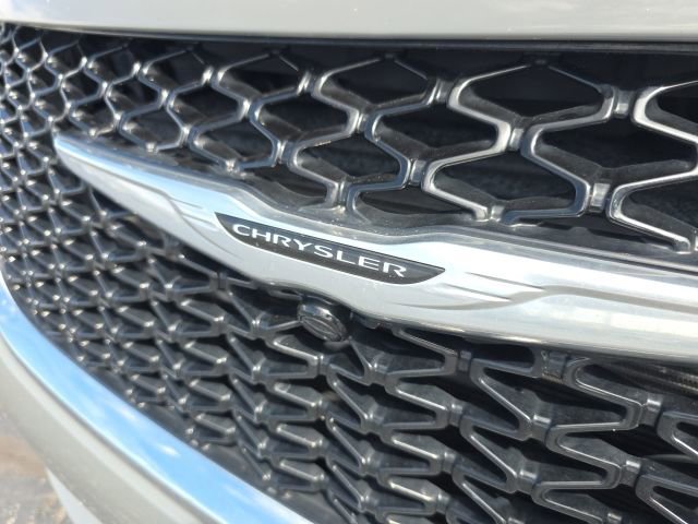 Used 2023 Chrysler Pacifica Touring-L FWD image 55