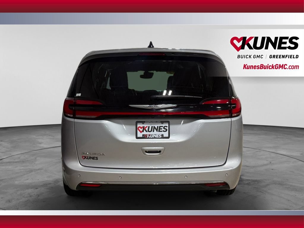 Used 2024 Chrysler Pacifica Touring-L FWD image 9