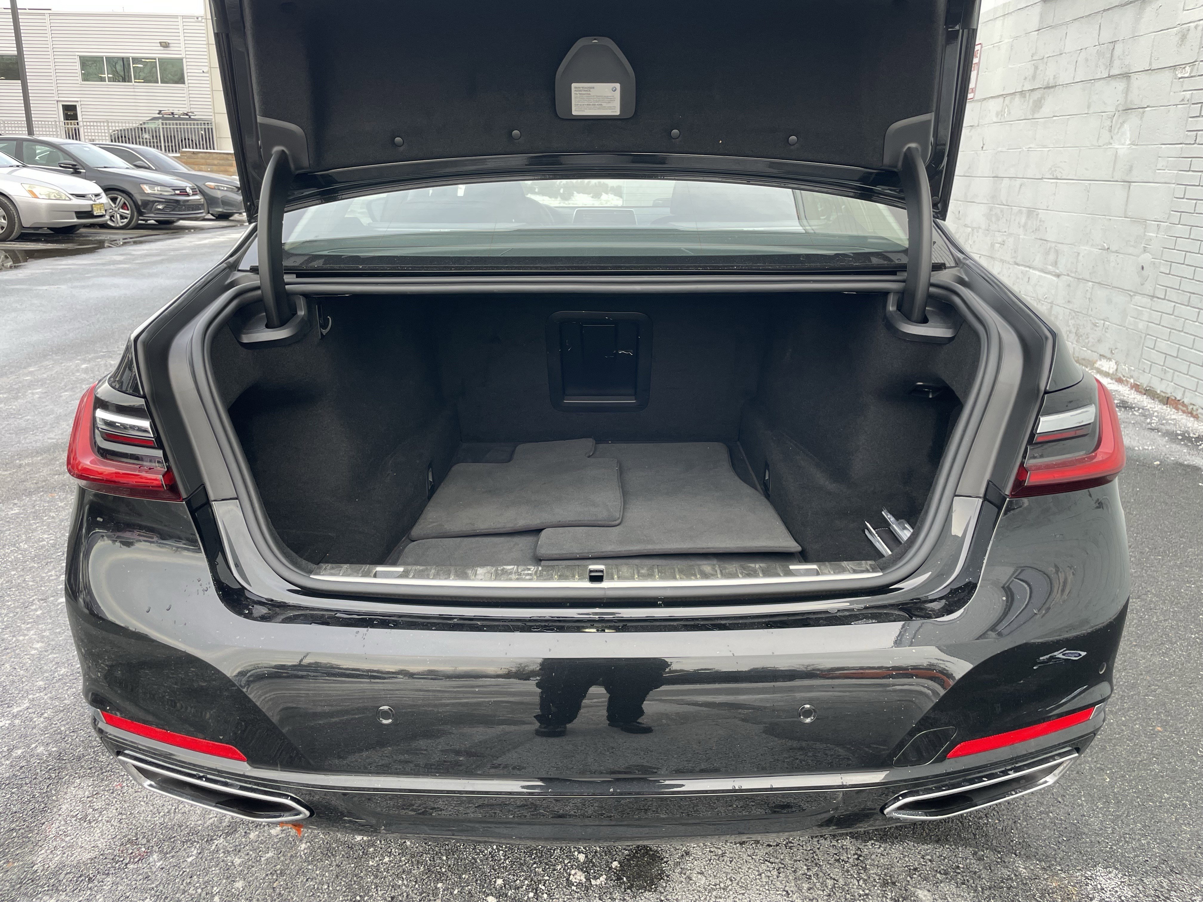 Used 2022 BMW 750i xDrive image 37