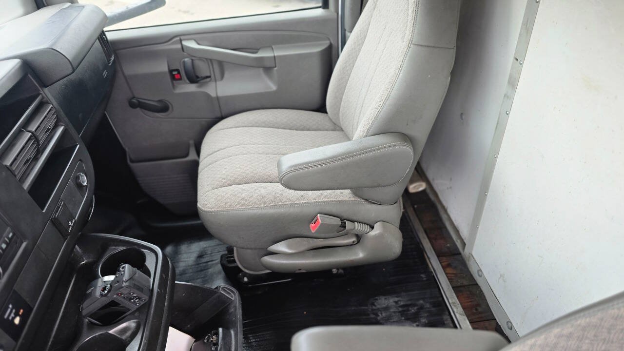 Used 2017 Chevrolet Express 3500 w/ Chrome Appearance Package RWD image 19