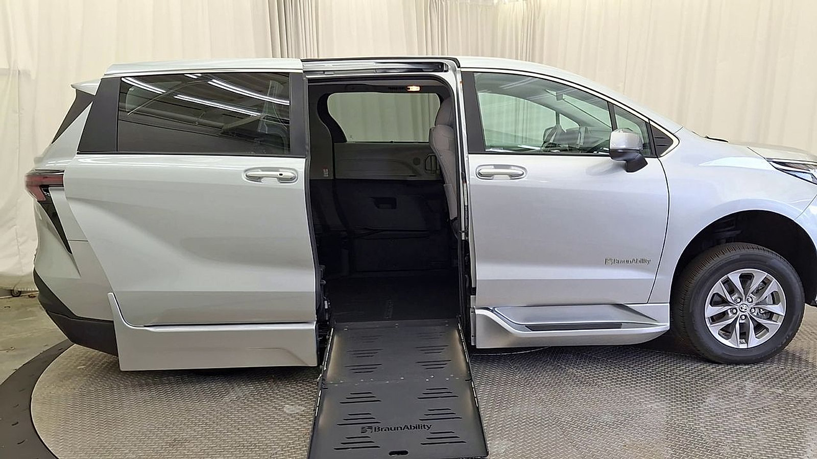 Used 2024 Toyota Sienna LE FWD image 6