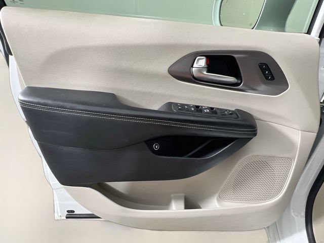 Used 2021 Chrysler Pacifica Touring-L FWD image 32