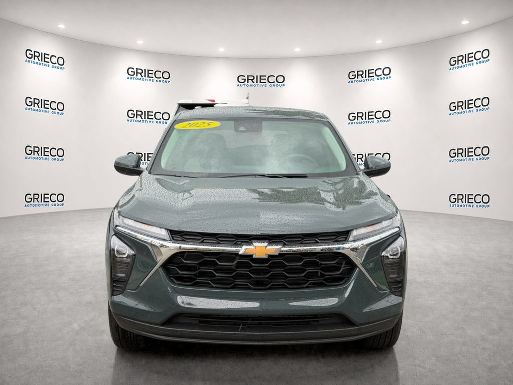 Used 2025 Chevrolet Trax LS w/ LS Convenience Package FWD image 2
