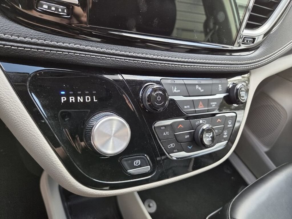 Used 2024 Chrysler Pacifica Limited FWD image 6