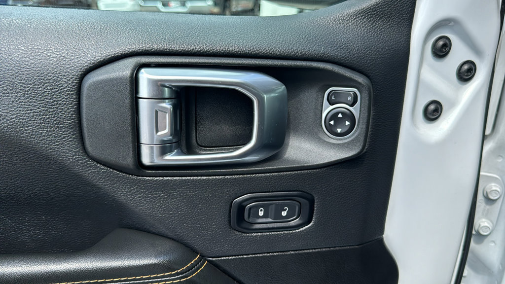 Used 2025 Jeep Wrangler Unlimited Sahara AWD/4WD image 11