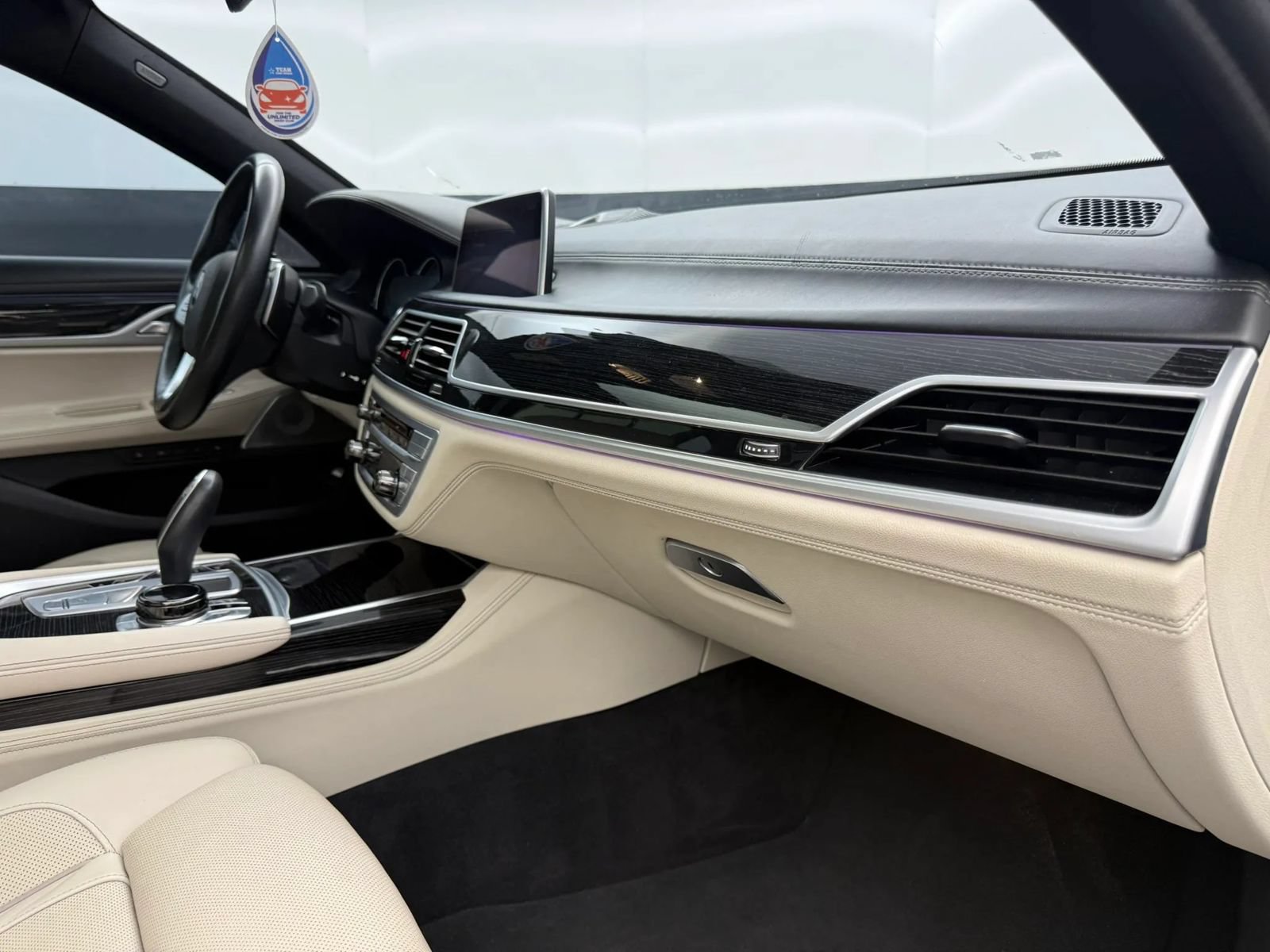 Used 2019 BMW 750i xDrive w/ Executive Package AWD/4WD image 26