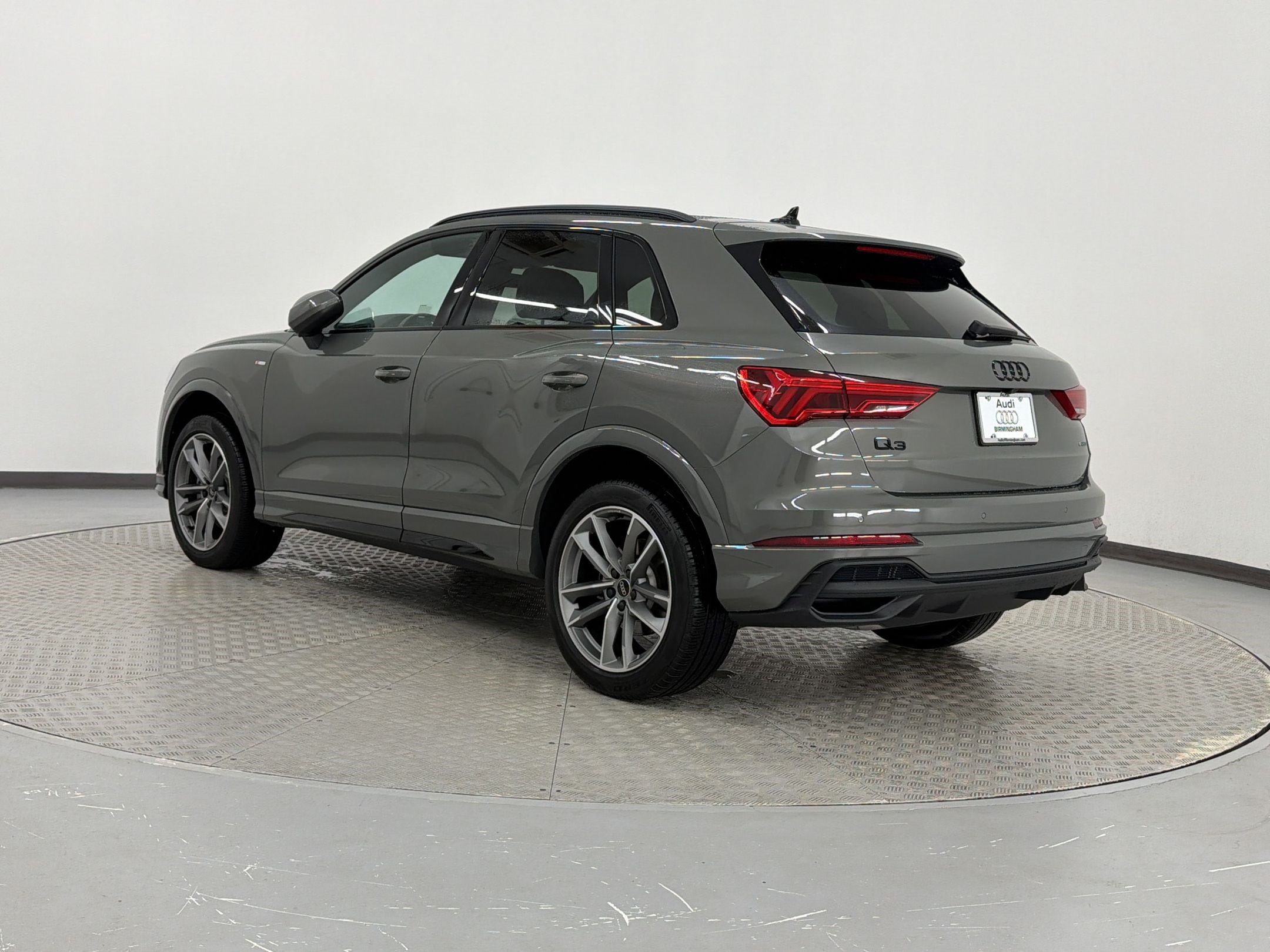 Used 2025 Audi Q3 2.0T Premium w/ Convenience Package AWD/4WD image 3