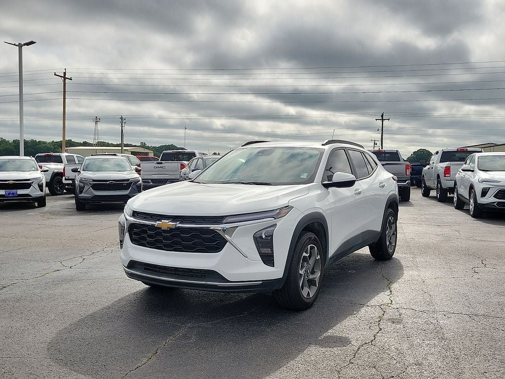 Used 2025 Chevrolet Trax LT w/ Driver Confidence Package FWD image 2