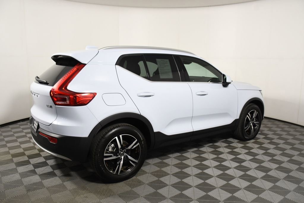 Used 2025 Volvo XC40 B5 Core image 7