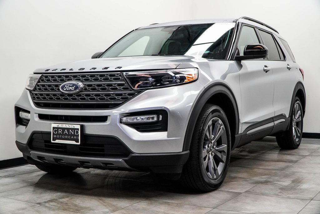 Used 2022 Ford Explorer XLT w/ Equipment Group 202A image 6