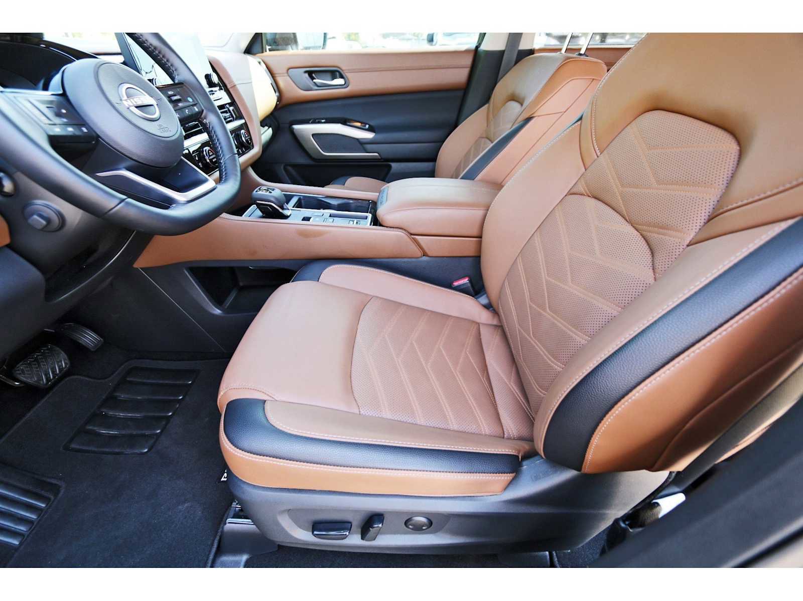 Used 2025 Nissan Pathfinder Platinum w/ Cargo Package image 13