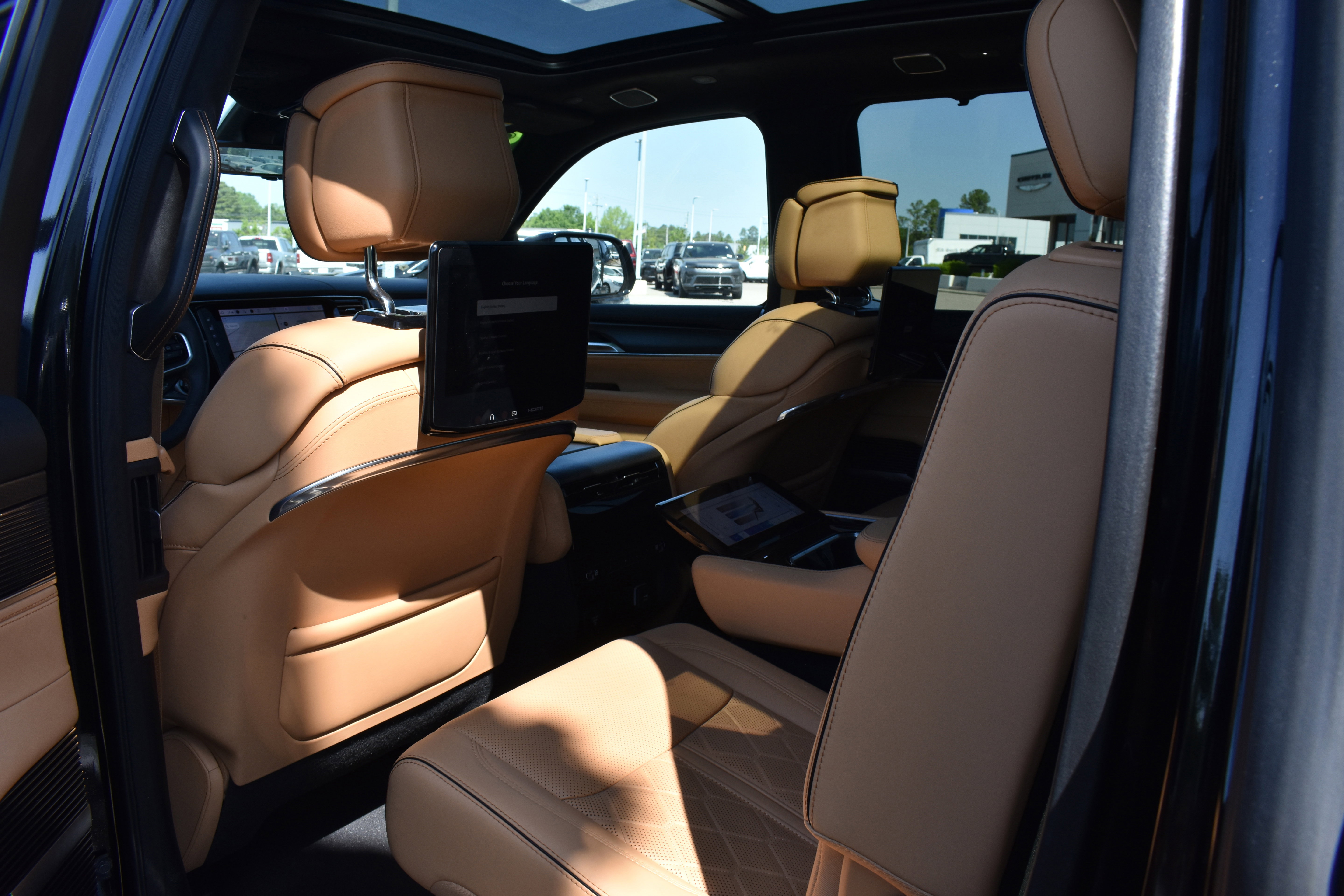 Used 2024 Jeep Grand Wagoneer L Series III w/ Rear Seat Video Group 1 AWD/4WD image 28