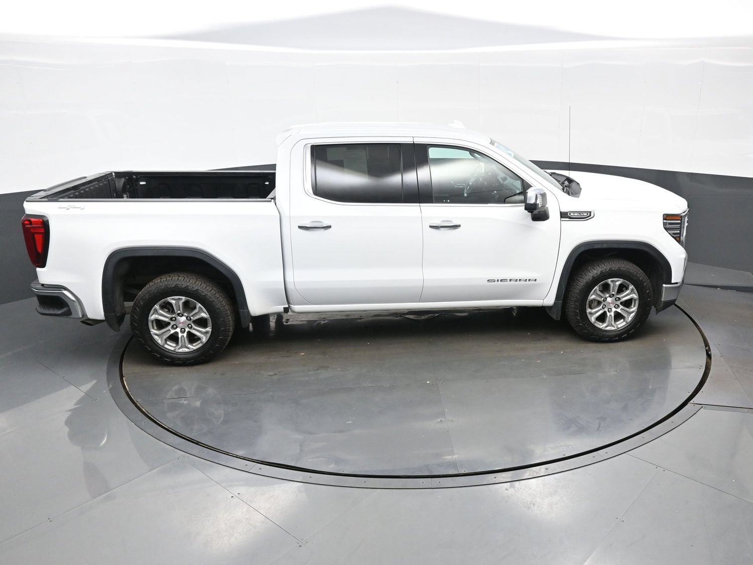 Used 2024 GMC Sierra 1500 SLT AWD/4WD image 40