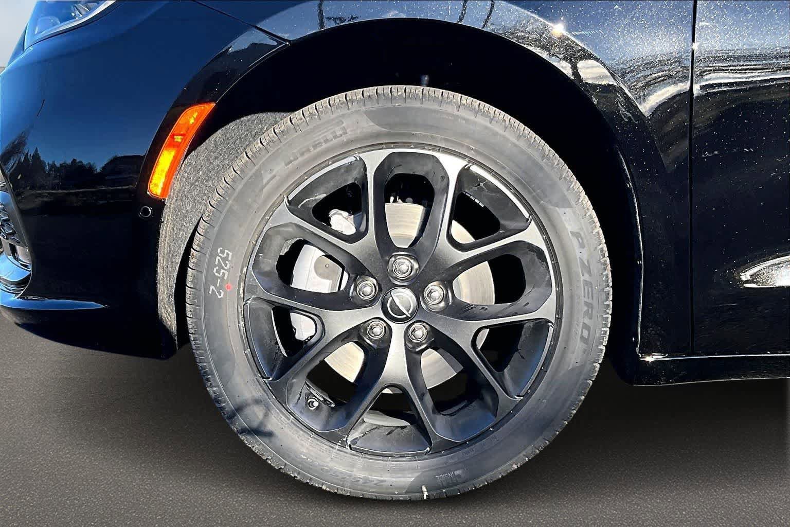 New 2026 Chrysler Pacifica Limited w/ Uconnect Theater Family Group AWD/4WD image 8