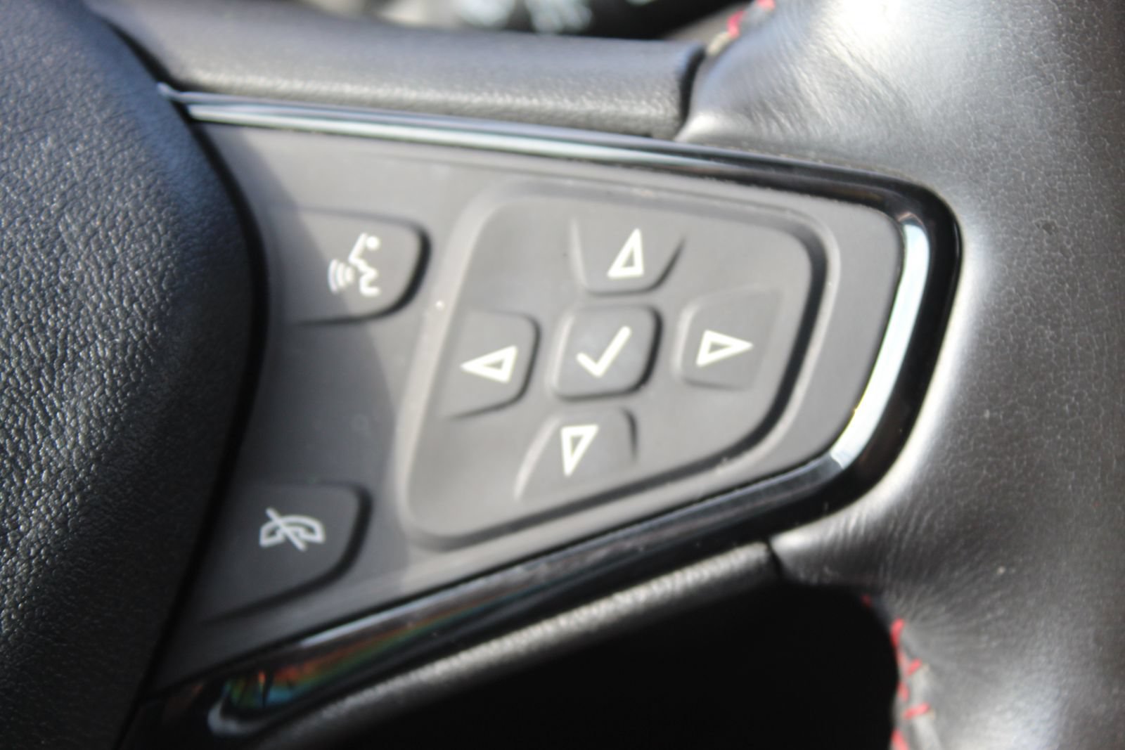 Used 2022 Chevrolet Equinox RS w/ RS Leather Package FWD image 25