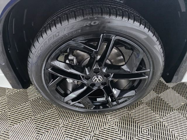 Certified 2025 Volkswagen Tiguan SE R-Line image 10