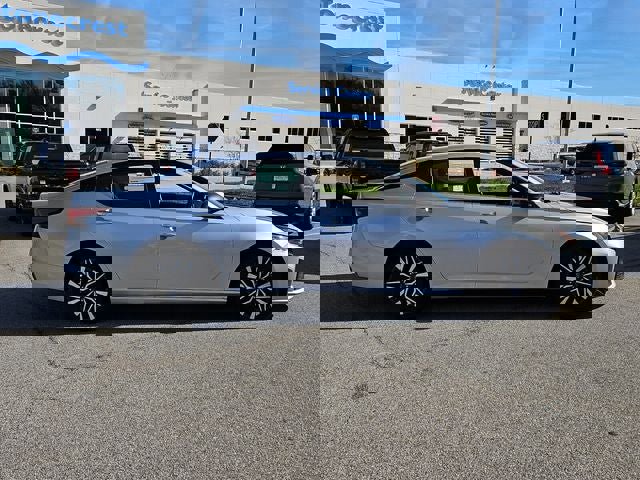 Used 2024 Nissan Altima 2.5 SV image 11