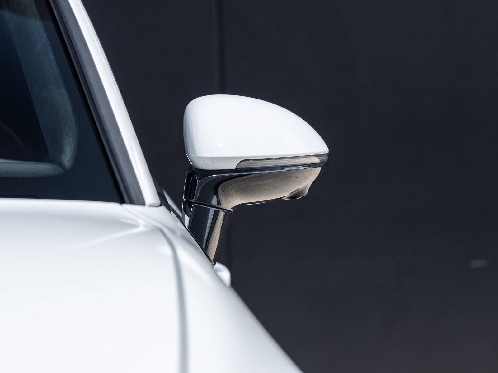New 2025 Porsche Macan Turbo Electric AWD/4WD image 18