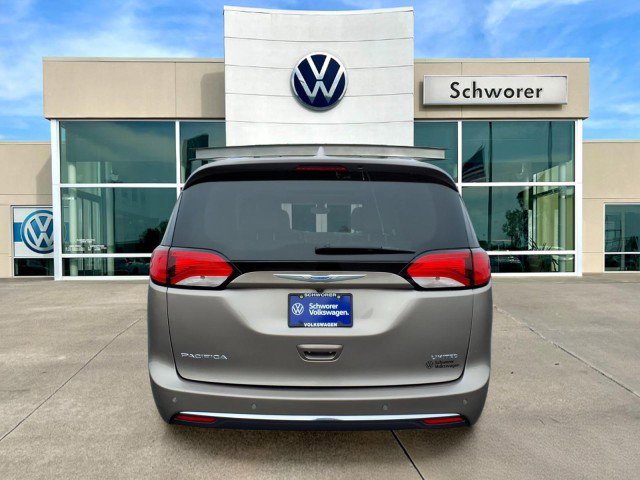 Used 2017 Chrysler Pacifica Limited w/ UConnect Theater Package image 3