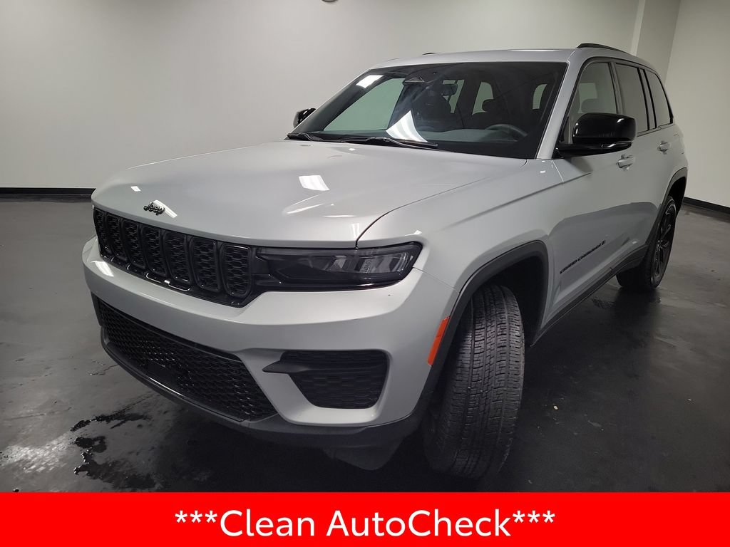 Used 2025 Jeep Grand Cherokee Altitude AWD/4WD image 4