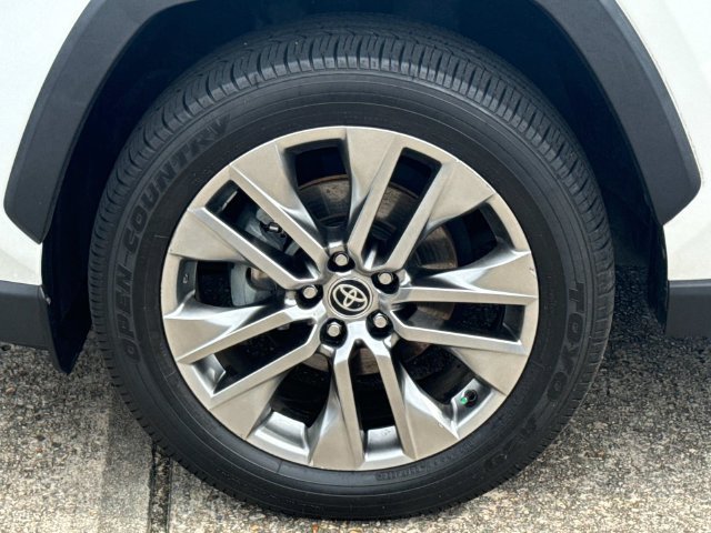 Used 2020 Toyota RAV4 XLE Premium FWD image 5