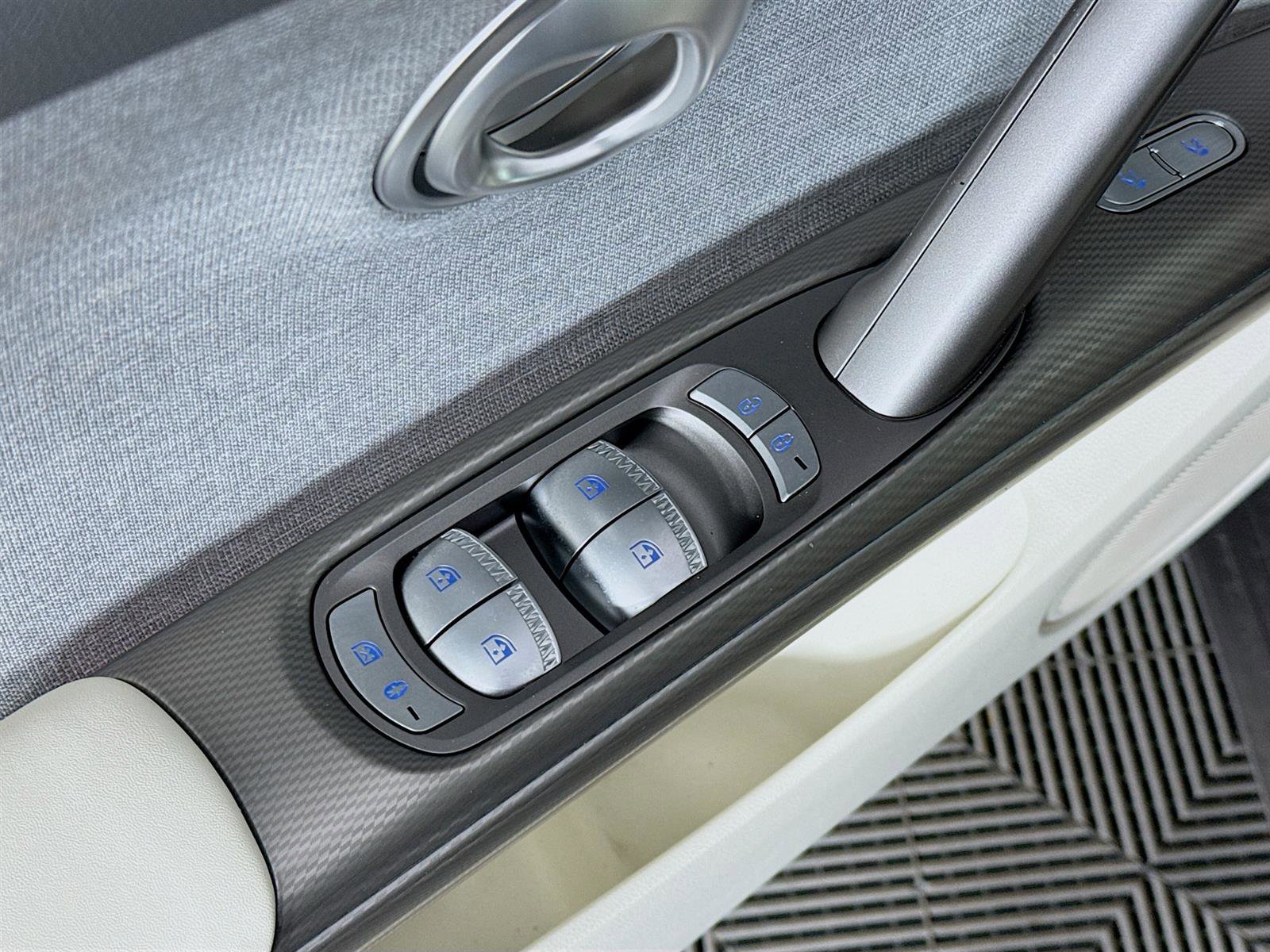 New 2024 Genesis GV60 RWD image 20