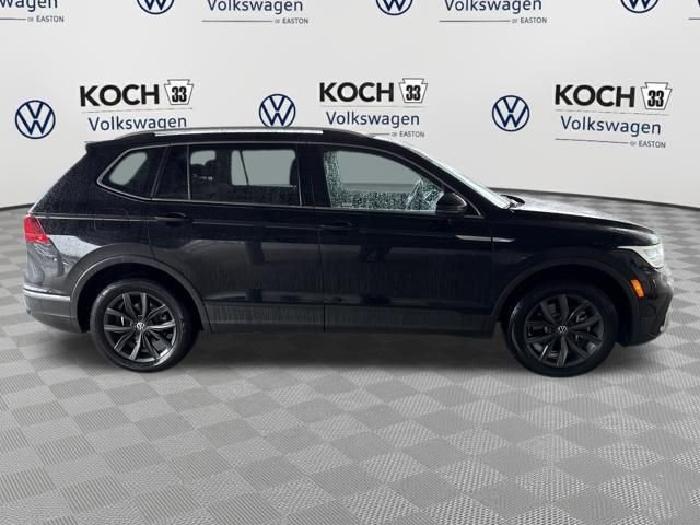 Used 2023 Volkswagen Tiguan SE w/ Panoramic Sunroof Package image 9