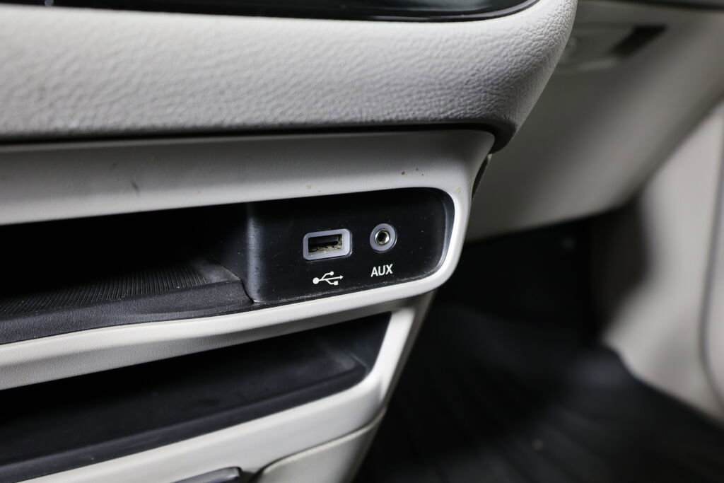 Used 2017 Chrysler Pacifica Touring image 36