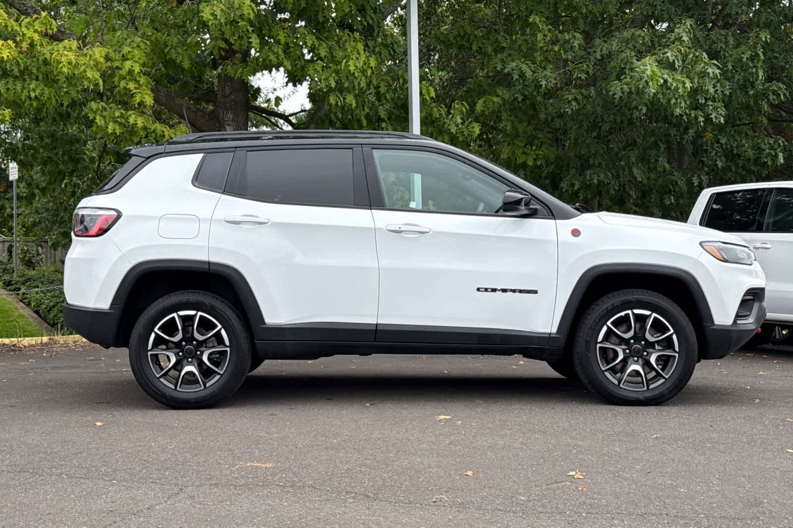 Used 2025 Jeep Compass Trailhawk AWD/4WD image 8