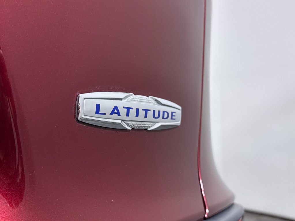 Used 2019 Jeep Cherokee Latitude w/ Cold Weather Group AWD/4WD image 28