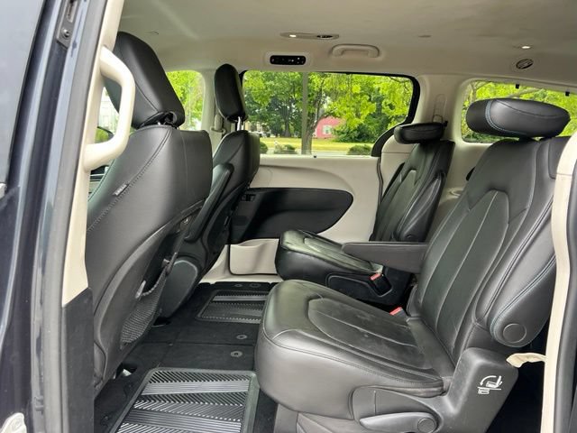Used 2021 Chrysler Pacifica Touring-L FWD image 15