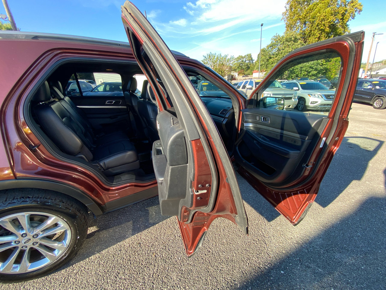 Used 2018 Ford Explorer XLT w/ Equipment Group 202A image 11
