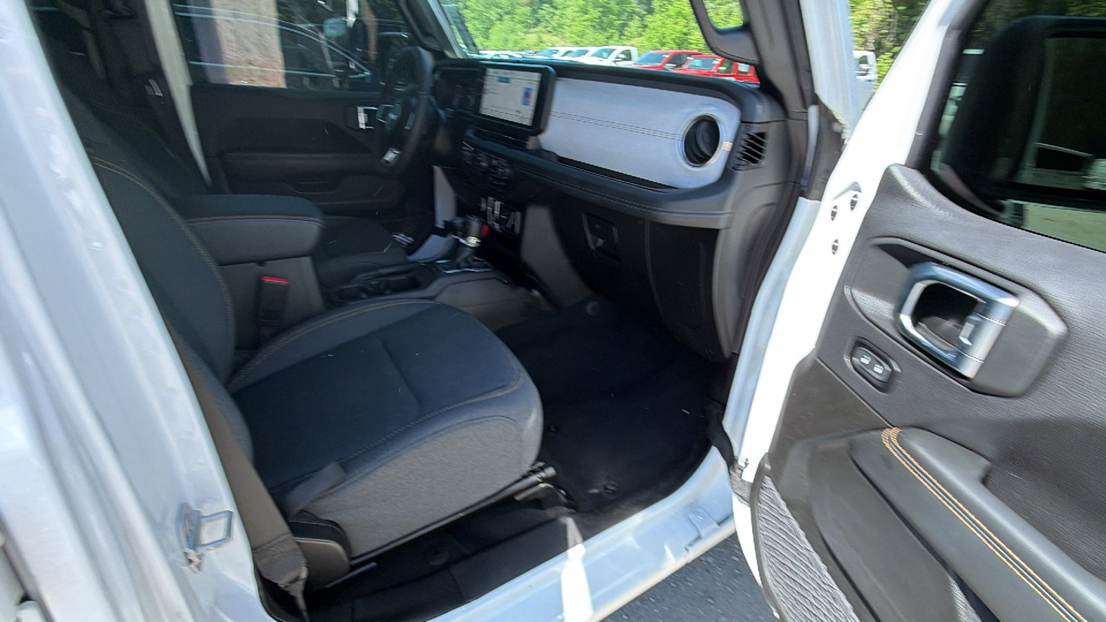 Used 2025 Jeep Wrangler Unlimited Sahara w/ Safety Group AWD/4WD image 19