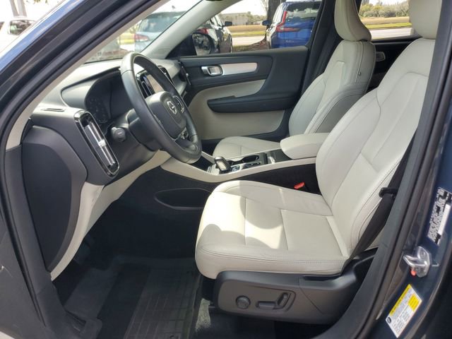 Used 2021 Volvo XC40 T4 Momentum w/ Premium Package image 17