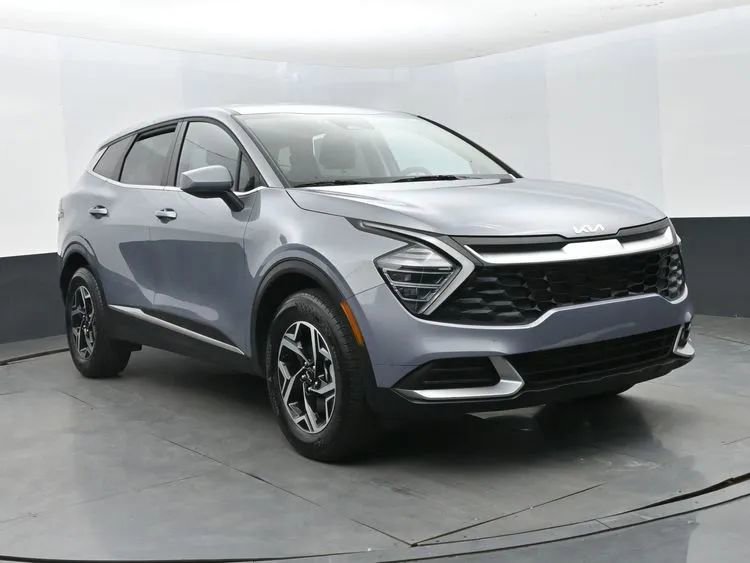 Used 2025 Kia Sportage LX image 2