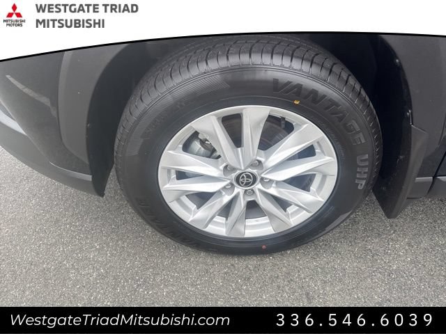 Used 2022 Toyota Corolla Cross LE w/ Moonroof Package AWD/4WD image 4