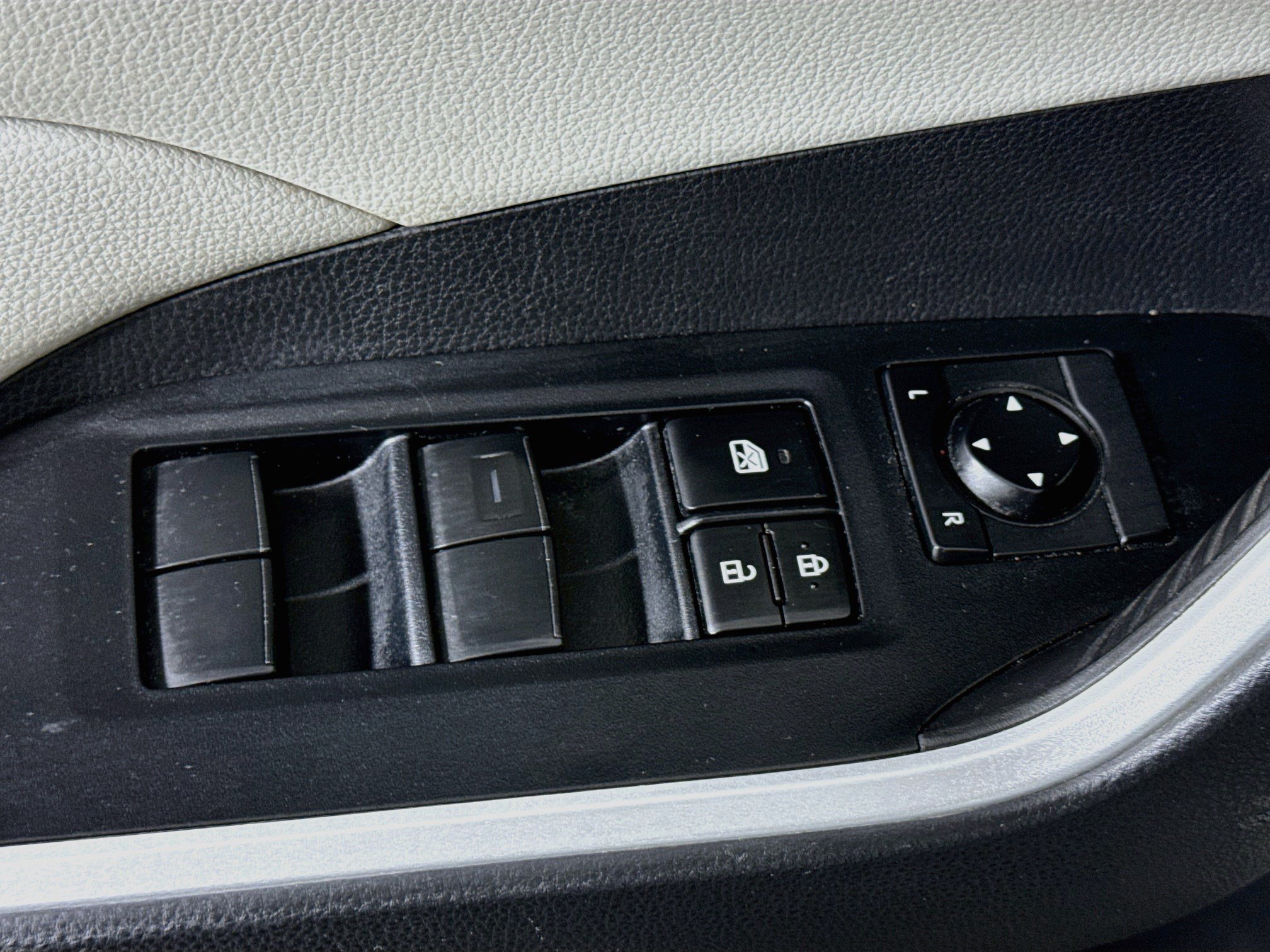Used 2020 Toyota RAV4 XLE w/ Carpet Mat Package AWD/4WD image 24