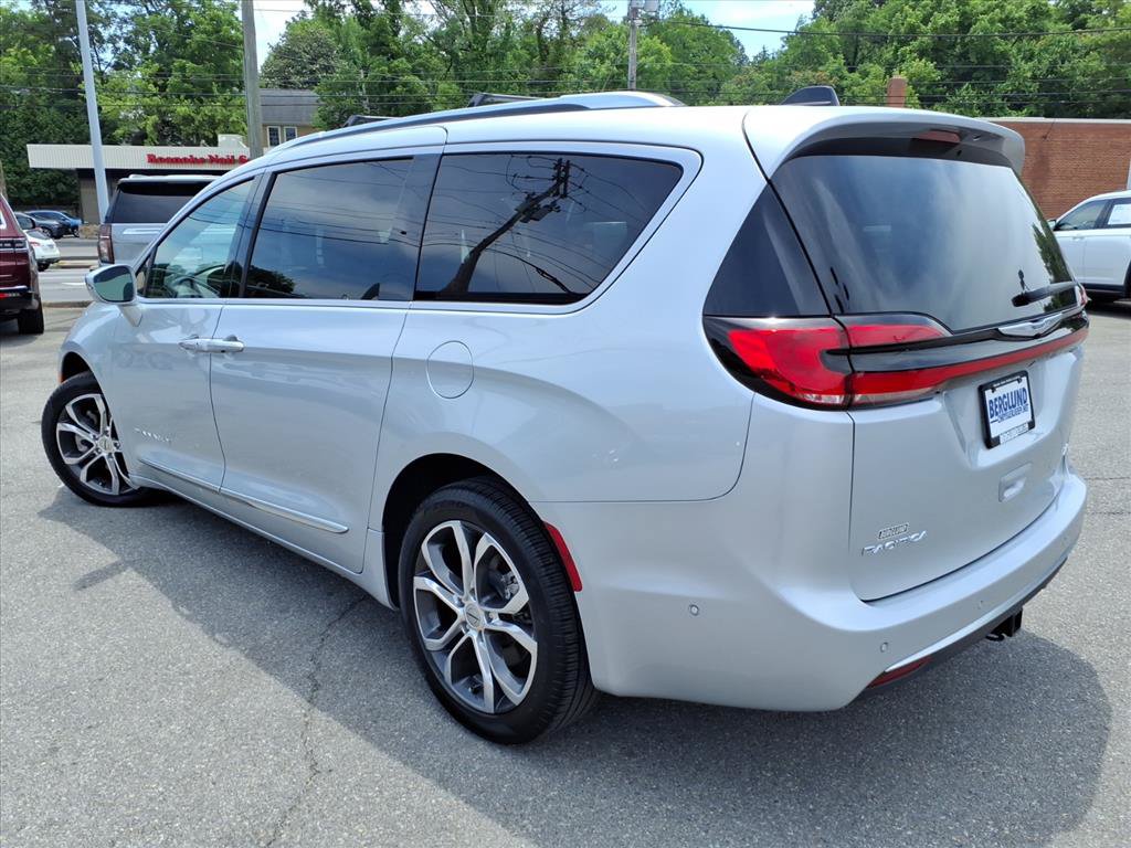 Used 2024 Chrysler Pacifica Pinnacle w/ Trailer Tow Group AWD/4WD image 6