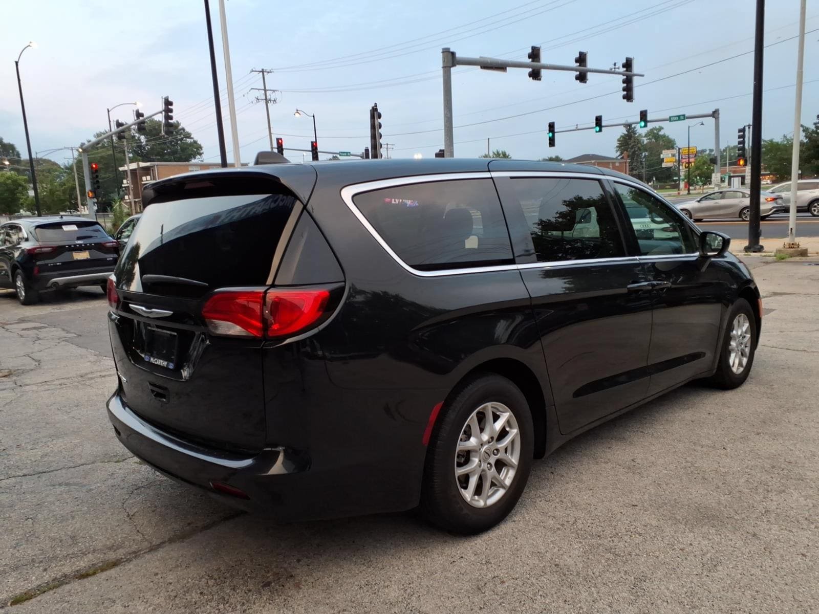 Used 2023 Chrysler Voyager LX FWD image 3