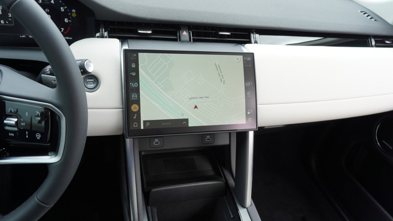 Used 2025 Land Rover Discovery Sport S image 17