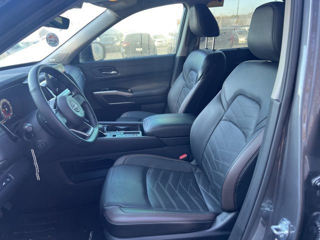 Used 2025 Nissan Pathfinder Platinum image 9