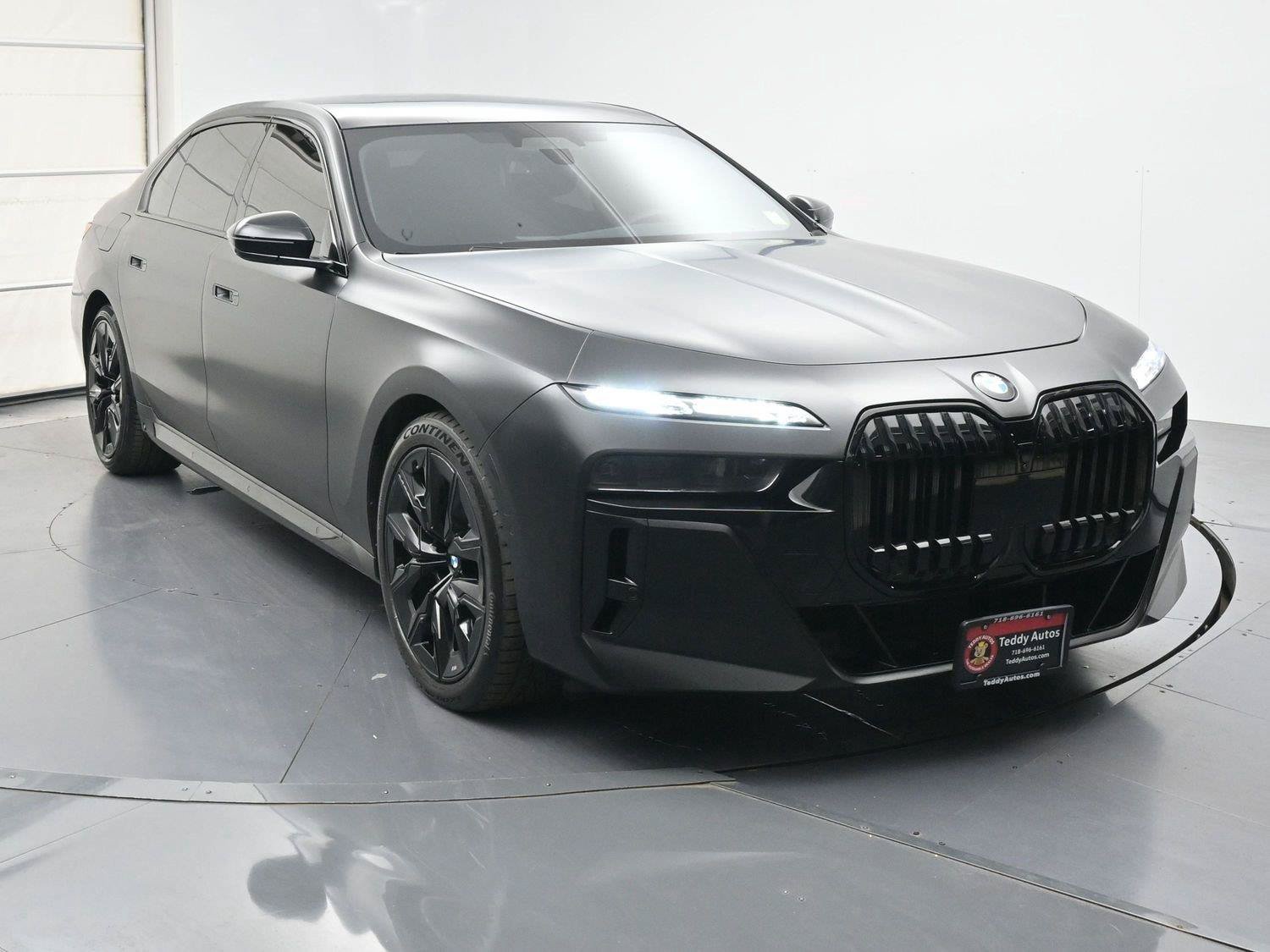 Used 2023 BMW 760i xDrive w/ Executive Package AWD/4WD image 32